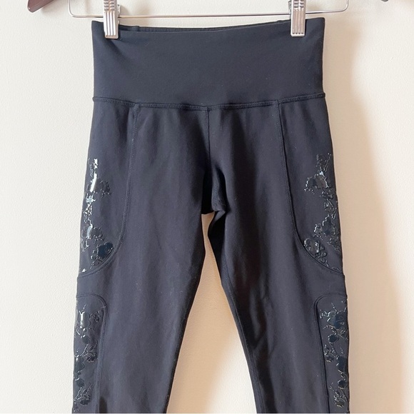 Lululemon Cropped Black High Rise Leggings Capri Length Size 2 Latex Side Panels - Picture 2 of 8